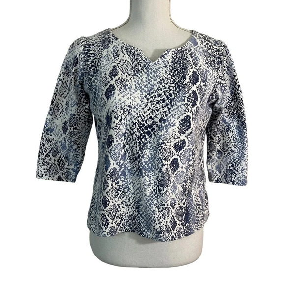 Ruby Rd Snakeskin Top Blue White Petite Medium V Neck 3/4 Sleeve Fitted Stretch - Picture 1 of 6
